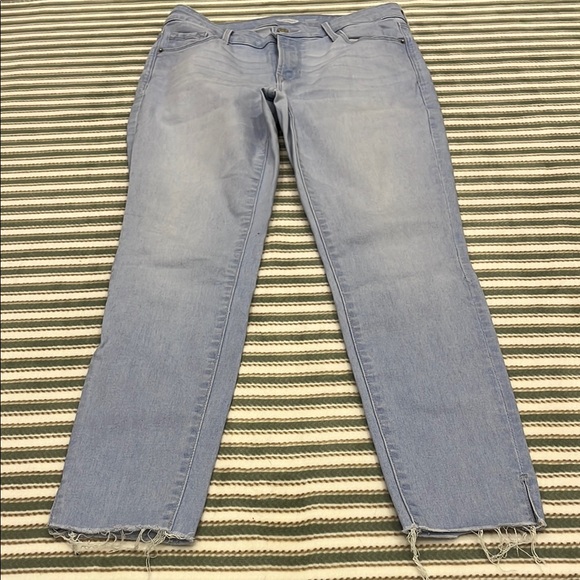 Old Navy Women’s Rockstar Super Skinny Jeans with Built-in Sculpt & Raw Hem - Picture 4 of 7